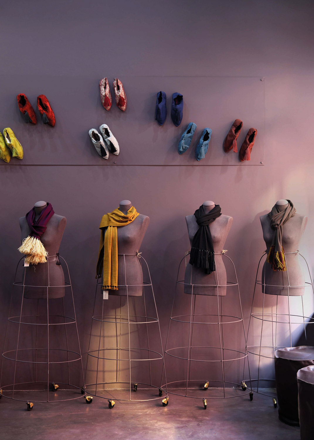 Mannequins et babouches de la boutique Valérie Barkowski à Marrakech