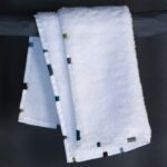 Serviette invité finition Aqua de la collection MEMBA design original V. Barkowski