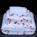 Linge de bain finition Carmin de la collection MEMBA design original V. Barkowski