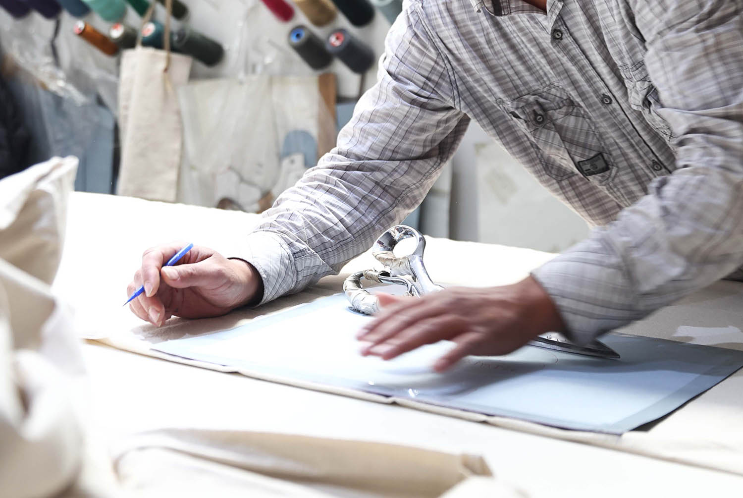 mains travaillant atelier textile maroc