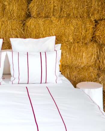 Housse de couette ASMARA linge de lit blanc finition carmin par Valérie Barkowski