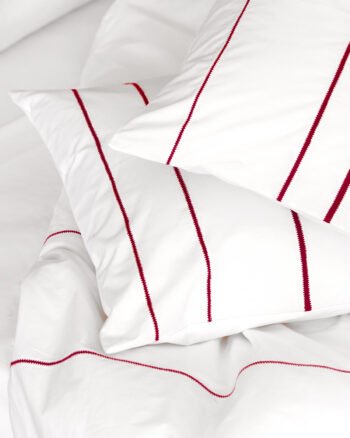 Taie d'oreiller ASMARA blanc finition carmin par Valérie Barkowski