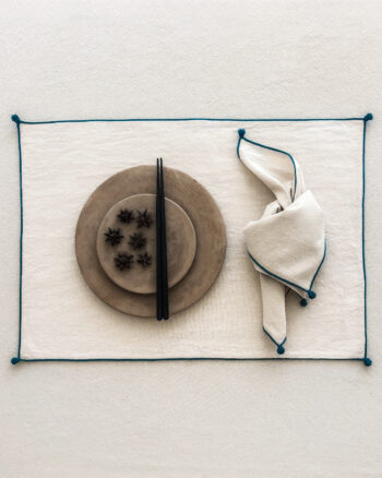 NIL linge de table ecru finition paon par Valérie Barkowski