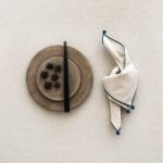 Serviette de table NIL ecru finition paon par Valérie Barkowski