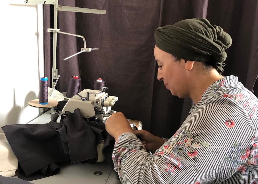 couturière et sa machine à coudre atelier textile marrakech
