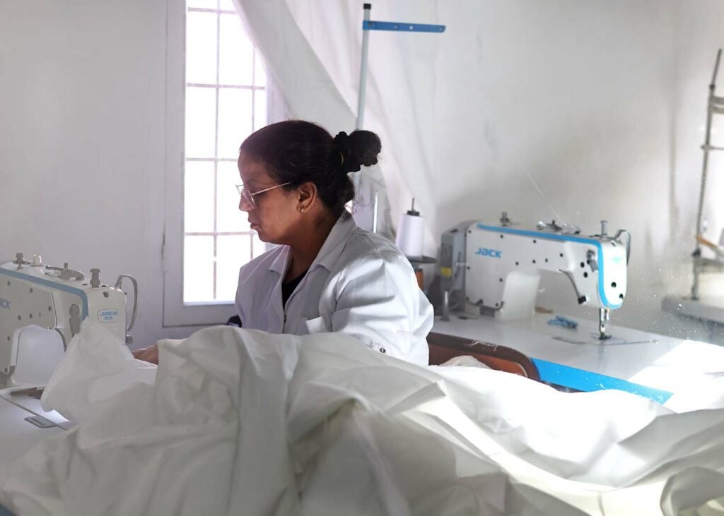 femme cousant à l'atelier textile marrakech