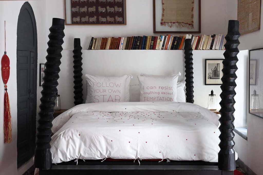 lit baldaquin trouvaille medina marrakech