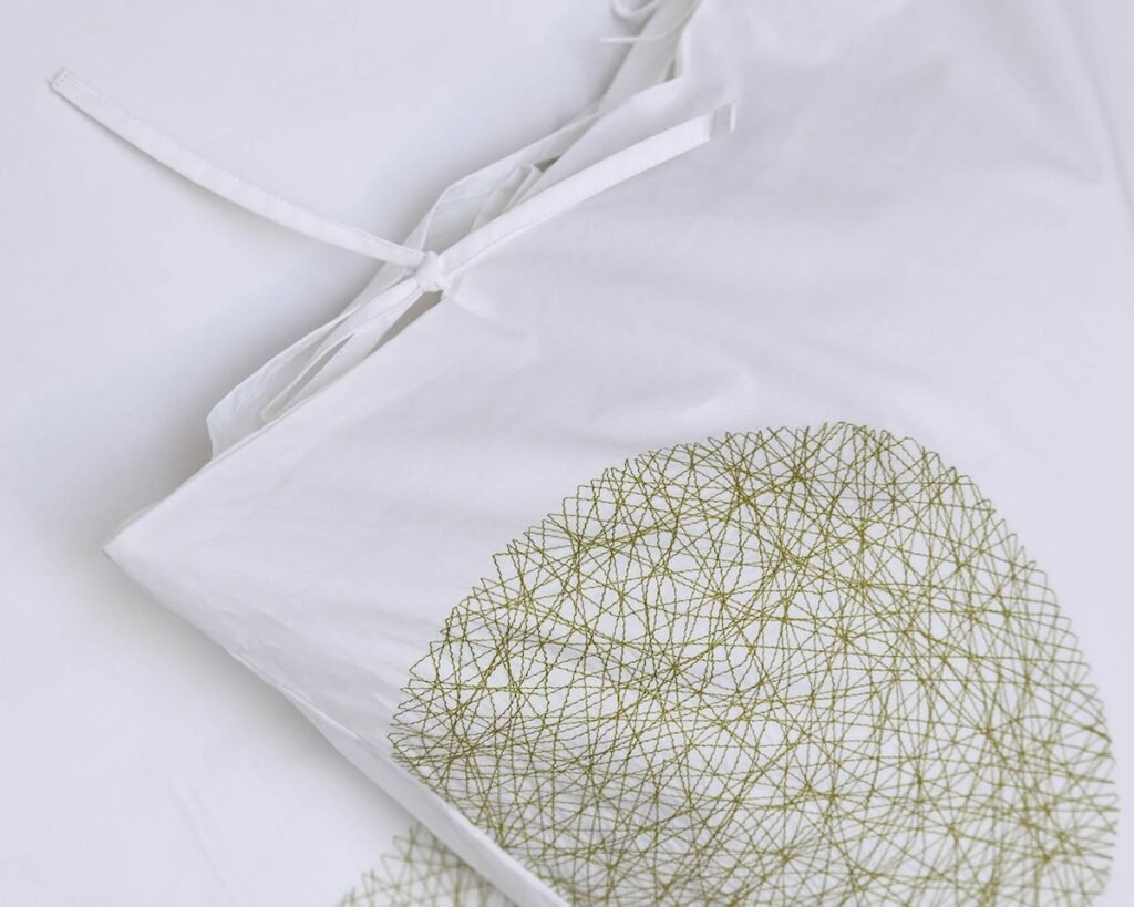 detail taie d'oreiller collection DOTS VBarkowski finition olive