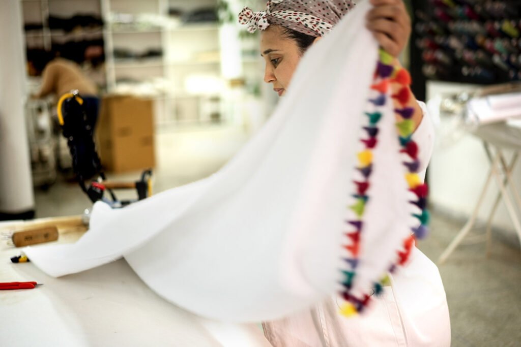 serviette de bain à pompons faits main atelier marrakech