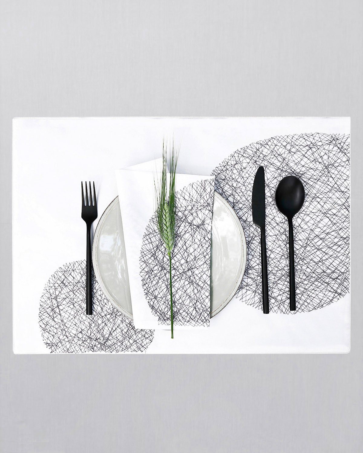 Linge de table collection DOTS finition noir design V. Barkowski