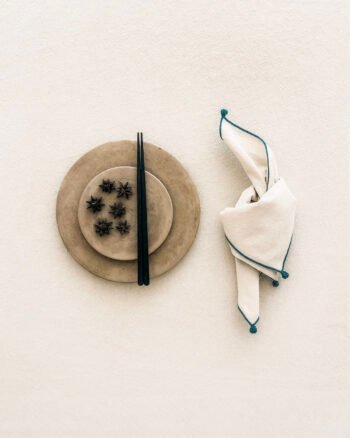 Serviette de table collection NIL ecru finition Paon design V. Barkowski