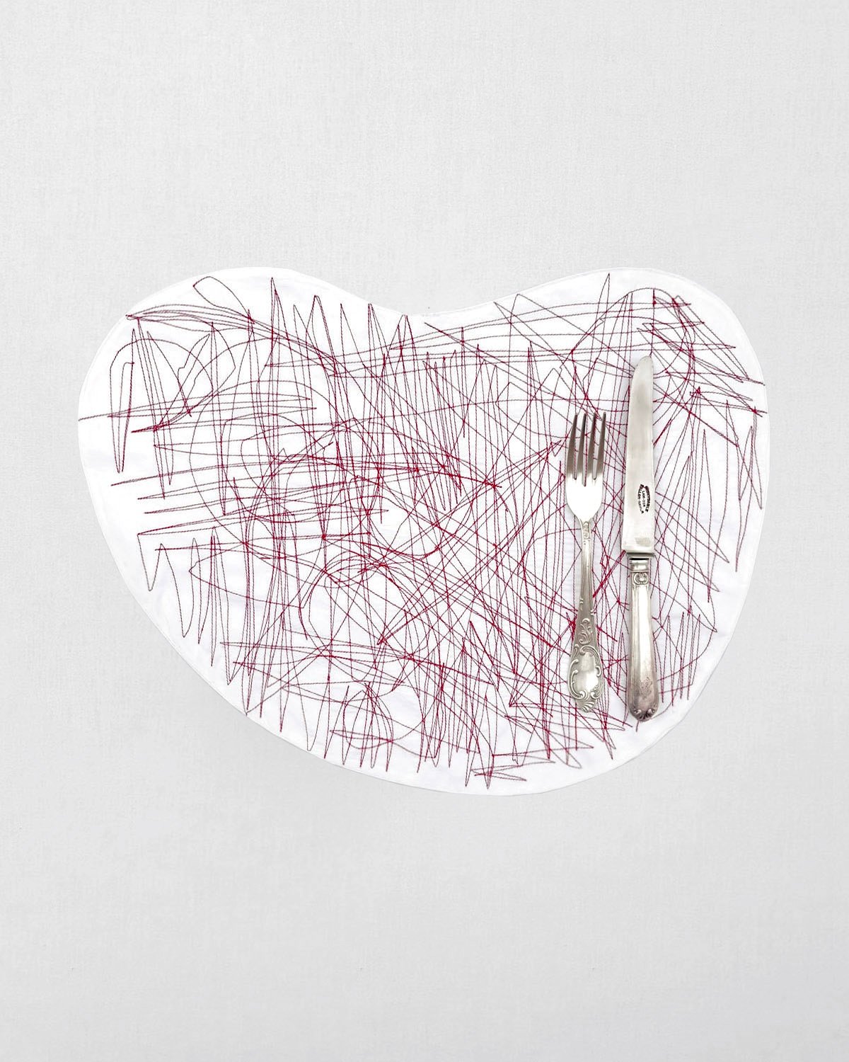 Set de table collection OYOKI finition carmin design V. Barkowski