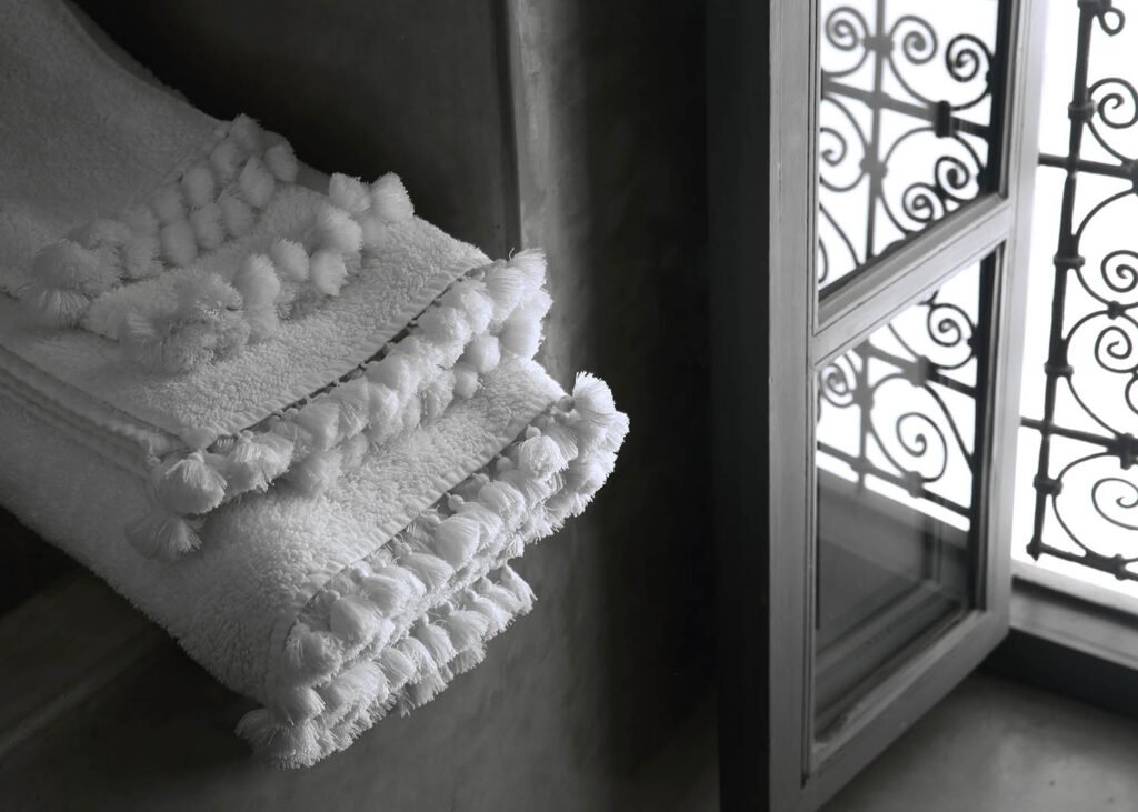 serviette de bain à pompons faits main maroc