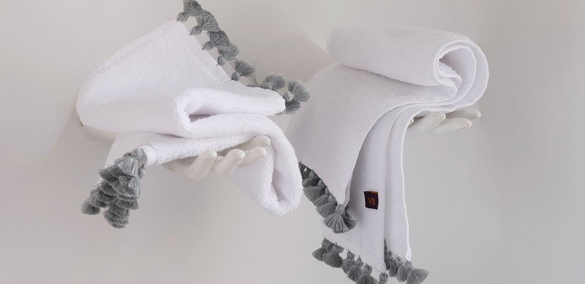 serviette de bain pompons faits main coloris gris