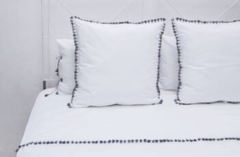 linge de maison haut de gamme pompons lit