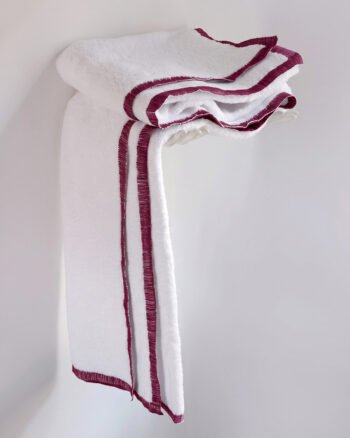 Drap de douche en éponge de coton blanc Cali avec finitions de broderies artisanales faites à Marrakech par V.Barkowski