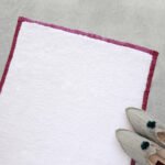 Tapis de bain Cali haut de gamme en coton blanc dense avec bordure géométrique brodée, design Valérie Barkowski