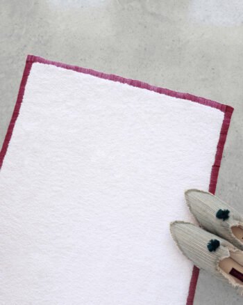 Tapis de bain Cali haut de gamme en coton blanc dense avec bordure géométrique brodée, design Valérie Barkowski