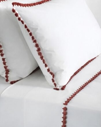 Drap de lit ILIAS plat blanc en coton haut de gamme avec revers original de pompons unicolores brodés main de la maison V.Barkowski.