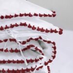 Housse de couette ILIAS en coton blanc d'exception avec finition originale de pompons unicolores ou multicolores brodés main.