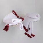 Petite serviette invité LAMU blanche en éponge de coton de prestige ornée de pompons délicats signée V.Barkowski