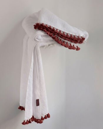 Drap de bain LAMU original blanc en éponge de coton épais avec finitions de pompons turquoise façonnés à la main.