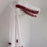 Drap de douche LAMU original blanc en éponge de coton épais avec finitions de pompons turquoise façonnés à la main.