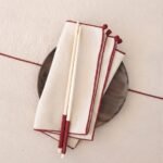 serviette de table ecru NIL finition carmin design V.Barkowski
