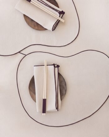 set de table ozera NIL ecru finition aubergine design V.Barkowski