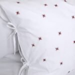 taie d'oreiller blanche en coton avec lignes de broderies artisanales NOON
