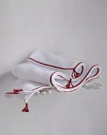serviette de bain OMANA finition carmin design V. Barkowski