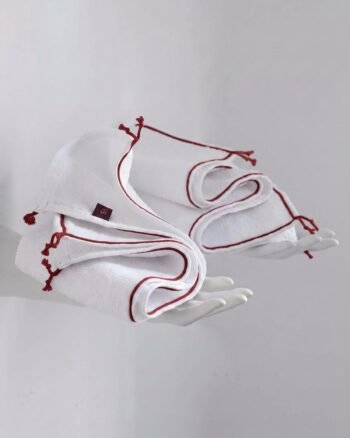 serviette invité OMANA finition carmin design V. Barkowski
