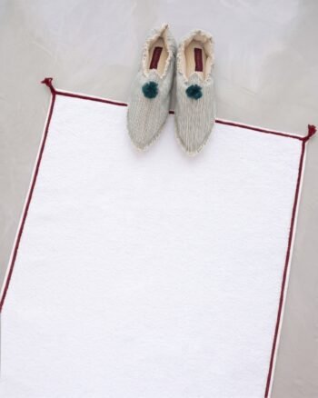 tapis de bain OMANA finition carmin design V. Barkowski
