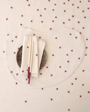 set de table ozera NOON ecru finition carmin design V.Barkowski