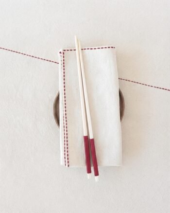 serviette de table ecru trass finition carmin design V.Barkowski
