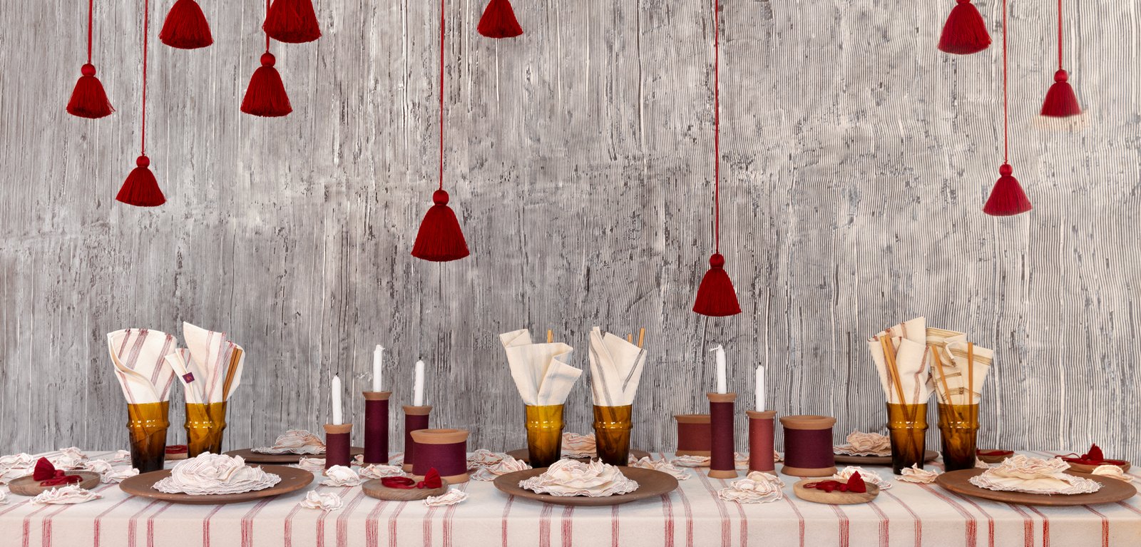 Linge de table, matières naturelles et détails faits main composent une table singulière, pensée par Valérie Barkowski.