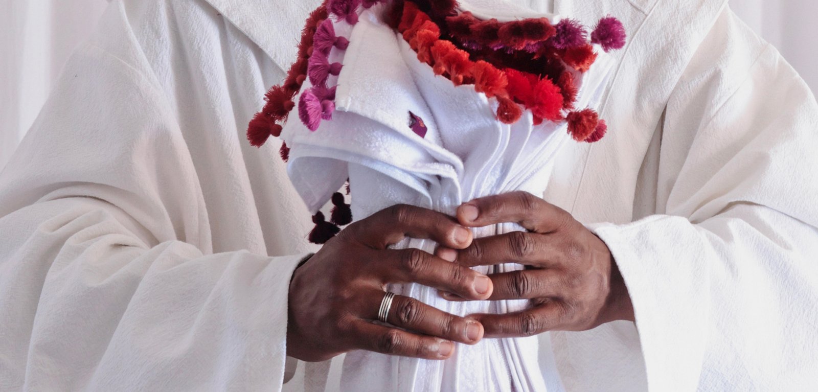 Broderies, matières naturelles et gestes artisanaux composent une collection inspirée par l’île de Lamu.