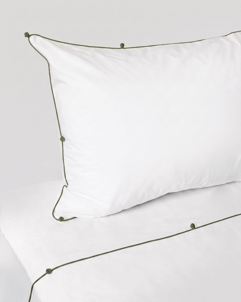 Bed sheet and pillowcase from the NIL collection in Carmin finish, design by Valérie Barkowski